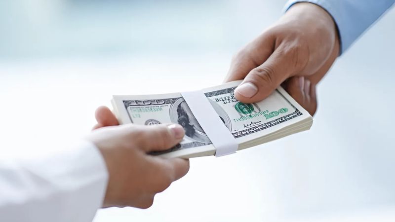 Điềm báo nằm mơ thấy người ta mượn tiền mình là người không quen biết